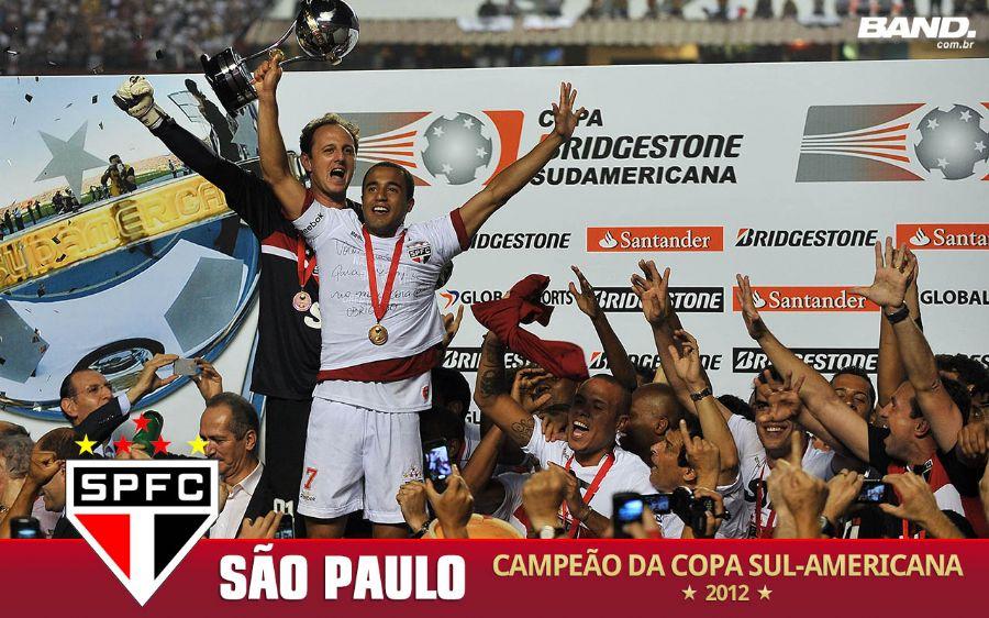 Lucas, com a faixa de capitão, levanta a taça Lucas, com a faixa de capitão, levanta a taça
