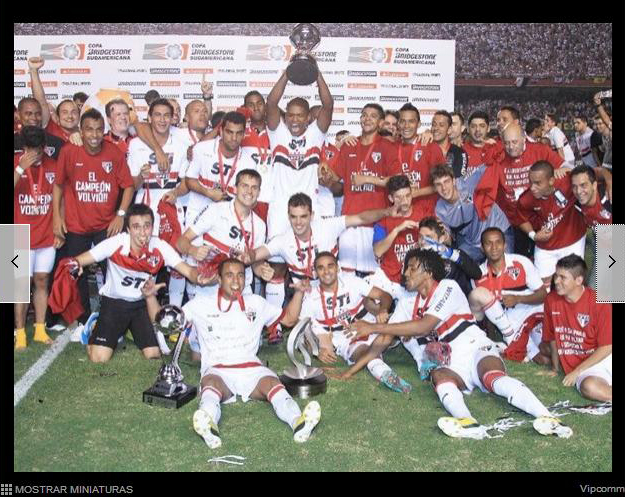 jogadores do spfc comemorando o título