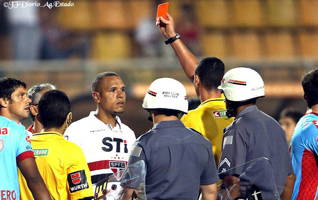 Luis Fabiano recebe cartão vermelho. foto:©JFDiorio_Ag.Estado. link da matéria:http://globoesporte.globo.com/jogo/libertadores-2013/07-03-2013/sao-paulo-arsenal-de-sarandi.html