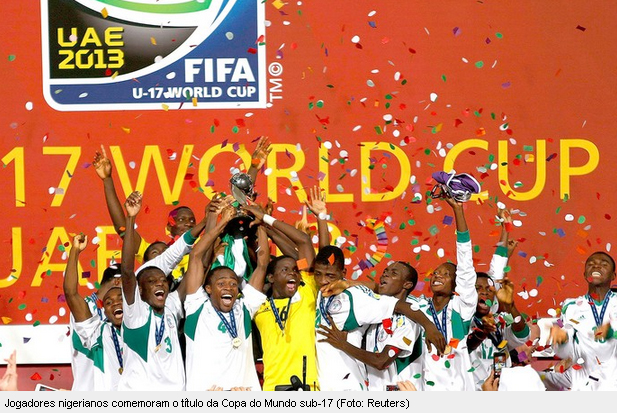 Jogadores nigerianos comemorando a premiação por terem vencido no jogo México 0x3 Nigéria