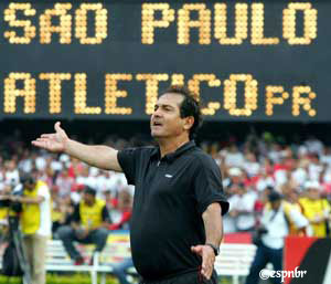 Muricy Ramalho e no fundo a placa do jogo SP1x1Atlético Paranaense