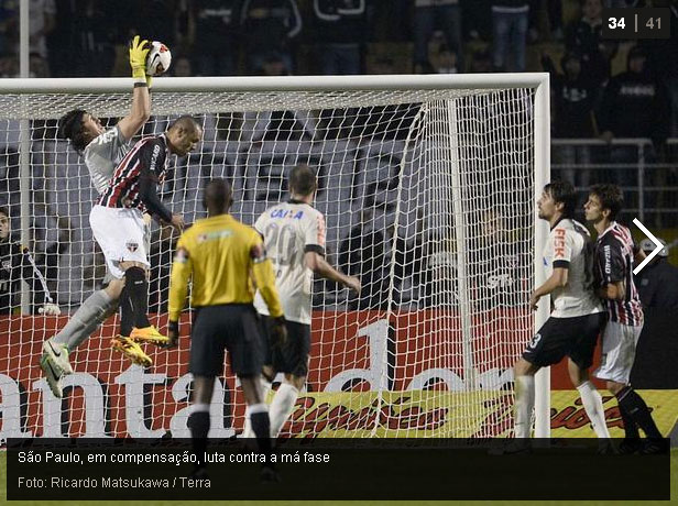 Cassio subiu protegendo a bola no alto de Luis Fabiano que também subiu no jogo da Recopa 2013:Corinthians2x0São Paulo