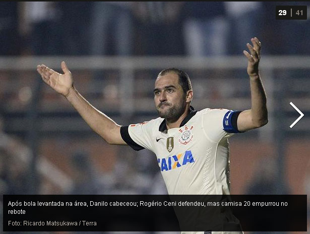 A bola foi levantada na área, Danilo cabeceou, Rogério Ceni deu o rebote, mas Danilo empurrou para o gol no jogo da Recopa 2013:Corinthians2x0São Paulo