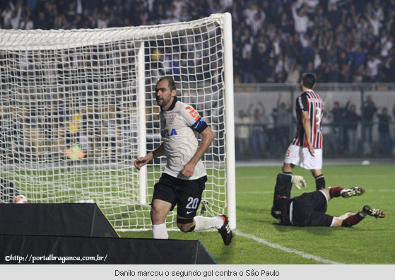 Ainda Danilo comemorando o seu gol no jogo da Recopa 2013:Corinthians2x0São Paulo