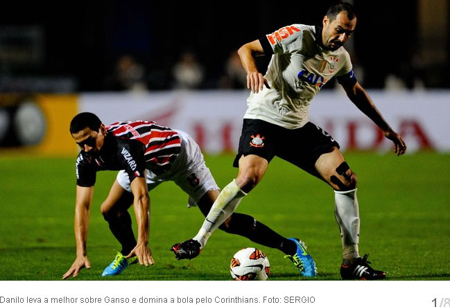 Danilo e Ganso disputam a bola, mas Danilo ganha e consegue dominá-la no jogo da Recopa 2013:Corinthians2x0São Paulo
