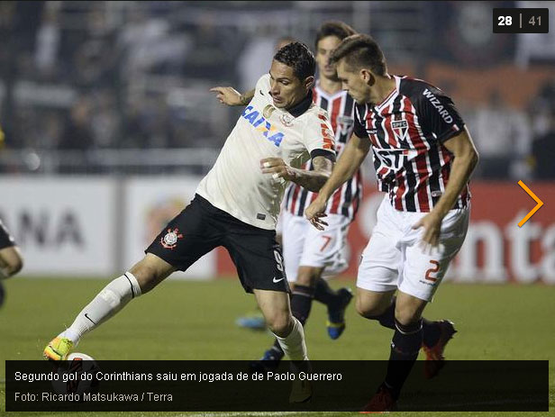Paolo Guerrero ganha a disputa da bola com dois jogadores do spfc, e manda pro ataque e sai o 2º gol no jogo da Recopa 2013:Corinthians2x0São Paulo