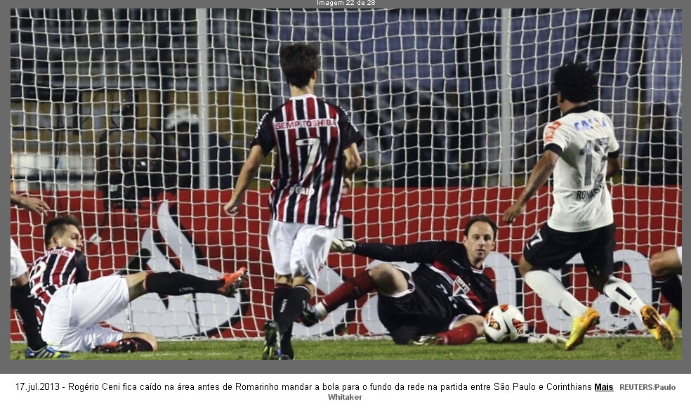 Após a disputa da bola com Toloi e outros, Romarinho faz seu gol no jogo da Recopa 2013:Corinthians2x0São Paulo
