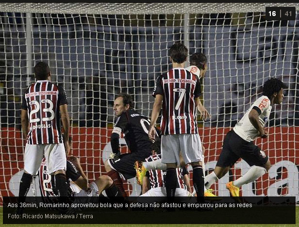 Romarinho comemorando seu gol e alguns jogadores do spfc caído ao chão no jogo da Recopa 2013:Corinthians2x0São Paulo