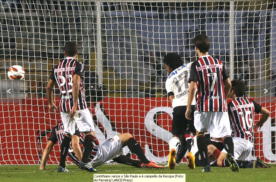 Romarinho após seu gol, ainda cercado por vários jogadores do spfc, inclusive Rogério Ceni, ainda ao chão no jogo da Recopa 2013:Corinthians2x0São Paulo