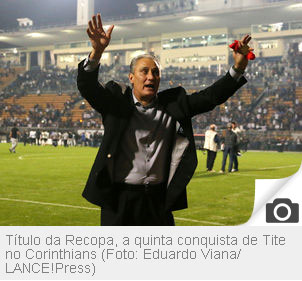 Tite na volta olímpica ao vencer o jogo da Recopa 2013:Corinthians2x0São Paulo