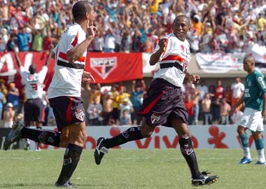 Aloisio comemorando Aloisio comemorando SP2x0Goias