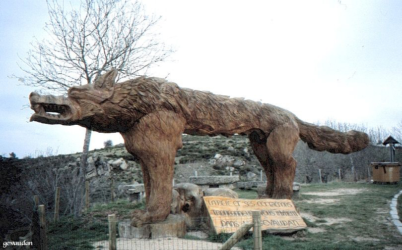 Escultura da fera do Gévaudan. Saugues Haute-Loire Escultura da fera do Gévaudan. Saugues Haute-Loire