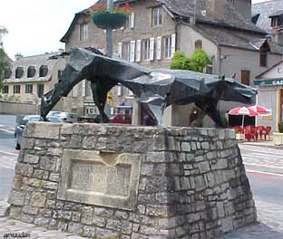 Escultura de 1958 ou 1959 de autoria de Emmanuel Auricoste em Marvejols Escultura de 1958 ou 1959 de autoria de Emmanuel Auricoste em Marvejols