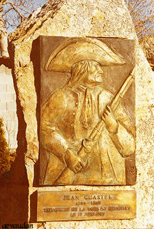 O epitáfio em homenagem à Jean Chastel está em Besseyre St Mary. Obra de Philippe Kaeppelin O epitáfio em homenagem à Jean Chastel está em Besseyre St Mary. Obra de Philippe Kaeppelin