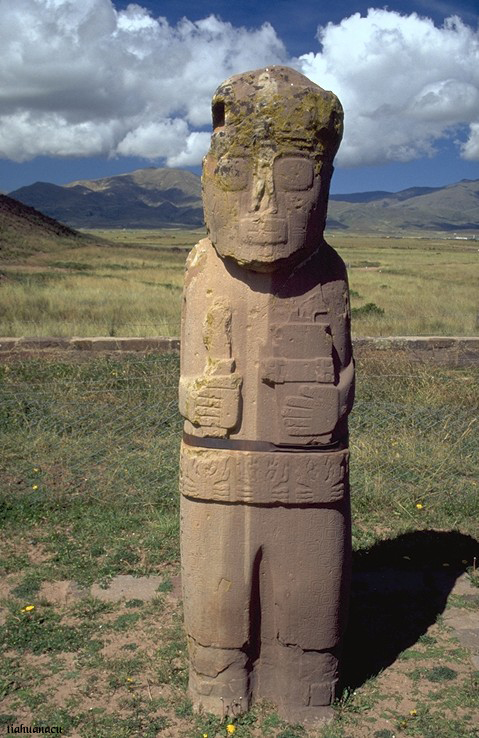 El Fraile. Está construído dentro do Templo Kalasasaya El Fraile. Está construído dentro do Templo Kalasasaya