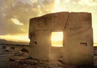 A Porta do Sol está inclusa dentro do Templo de Kalasasaya. Entretanto, os estudiosos questionam a localização atual da Porta do Sol.Visite http://www.lightworker.com/HotSpots/Tiahuanaco/tiahuanacophotoalbum.htm