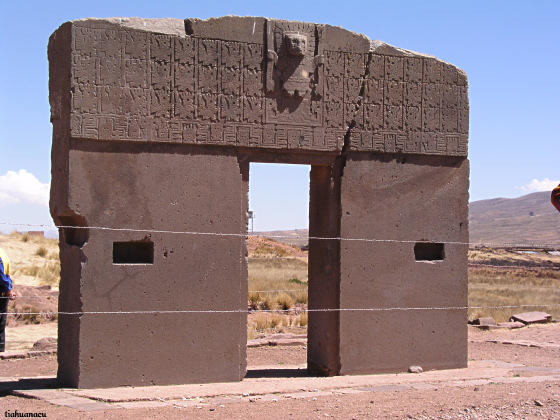 A Porta do Sol está inclusa dentro do Templo de Kalasasaya. Entretanto, os estudiosos questionam a localização atual da Porta do Sol.Visite http://www.lightworker.com/HotSpots/Tiahuanaco/tiahuanacophotoalbum.htm