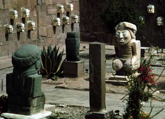 Palácio dos Sarcófagos ou Putini. Visite http://www.jqjacobs.net/andes/tiwanaku.html