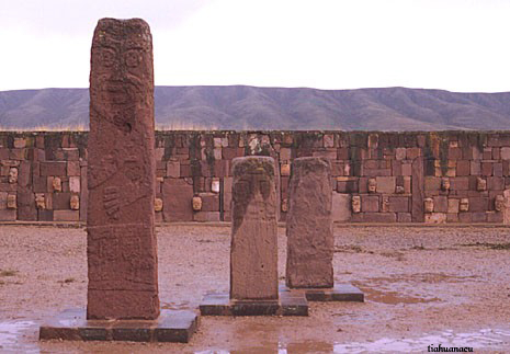 Entrada do templo Calasasaya. No interior o templo enterrado.