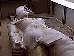 Escultura do faraó Ramsés, ao chão, em virtude do terremoto.