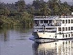 Barco singra o Nilo.