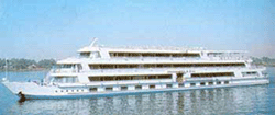 Moderno barco no rio Nilo.