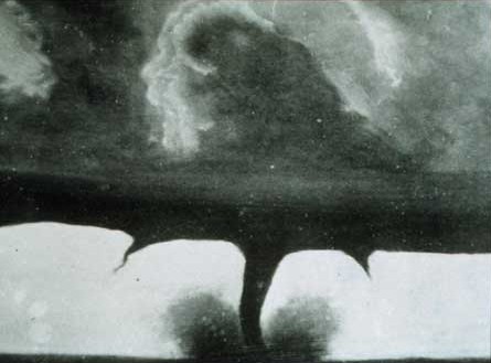 ID: wea00206, NOAA's National Weather Service (NWS) Collection. Esta fotografia é a mais antiga de que se tem conhecimento. Tornado a sudoeste de Howard, South Dakota, em 28 de agosto de 1.884.