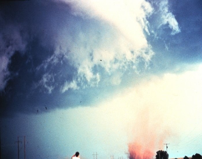 Tornado em Alva, Oklahoma, em 6 de junho de 1.975