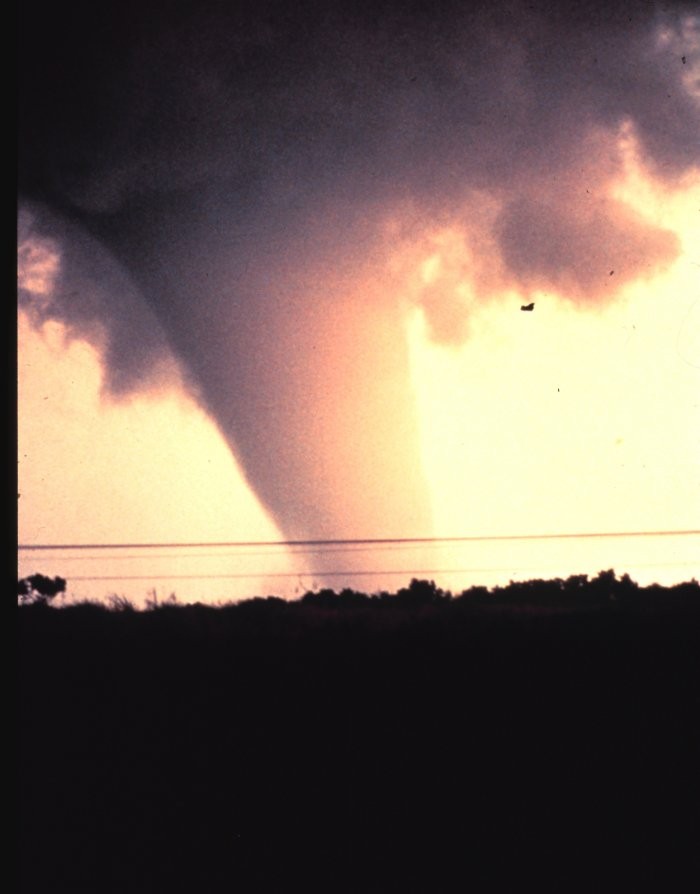 O tornado está em um estágio bem desenvolvido. Union City, Oklahoma. 24 de maio de 1.973