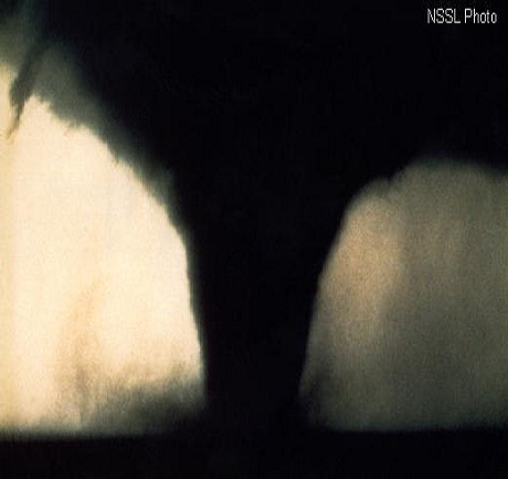 NSSL Photo. Seymour, Texas, 10 April 1979. Da supercélula deste tornado gerou um outro que devastou Wichita Falls.