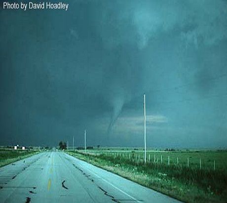 NSSL Photo. Em Waurika, Oklahoma. Em 30 de maio de 1976. É o mesmo tornado da foto acima, porém está na direção oposta.