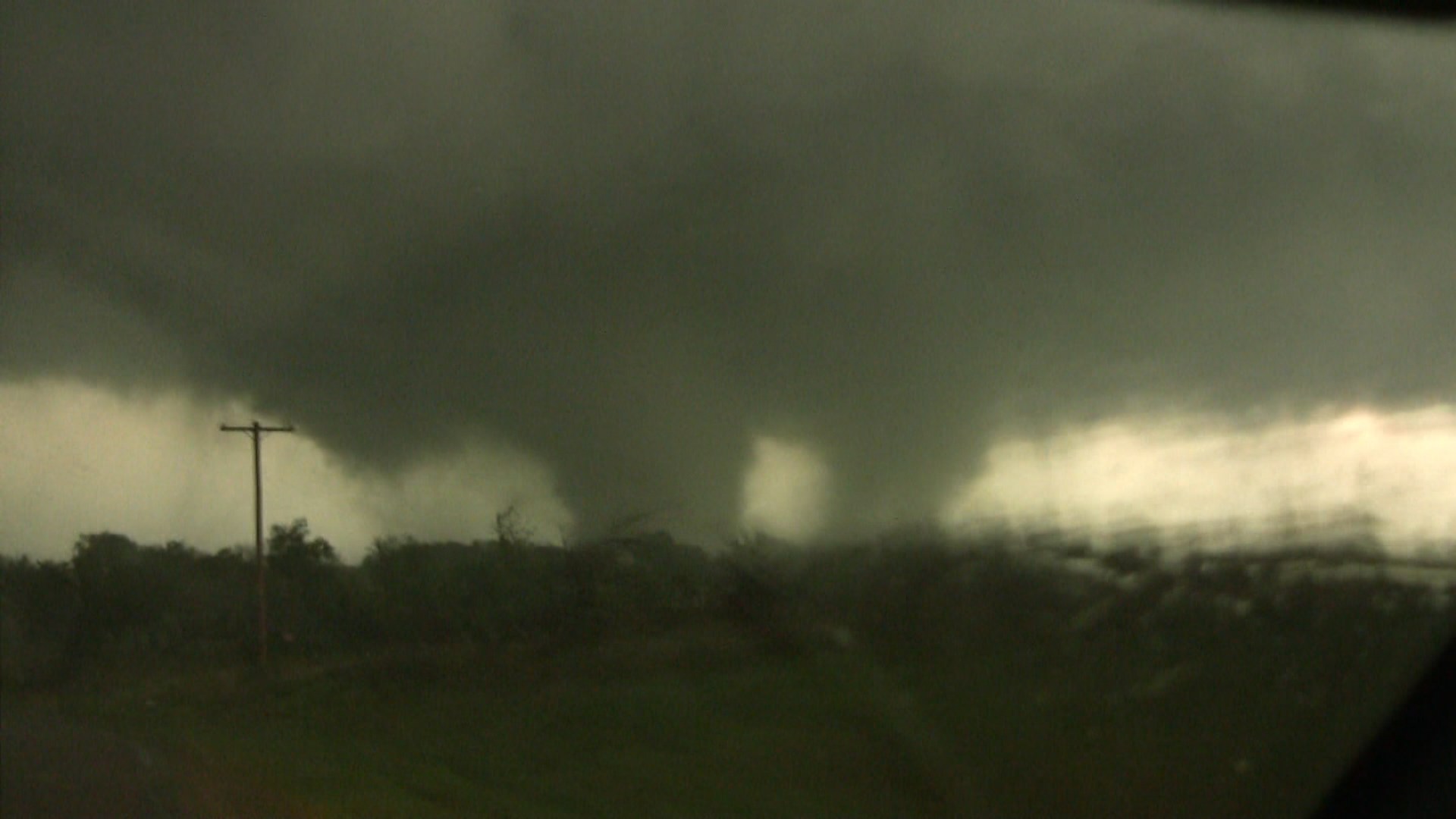 By Gabe Garfield and Marc Austin [Public domain], http://commons.wikimedia.org/wiki/File%3ATushka%2C_Oklahoma_tornado_April_14%2C_2011.jpg, via Wikimedia Commons