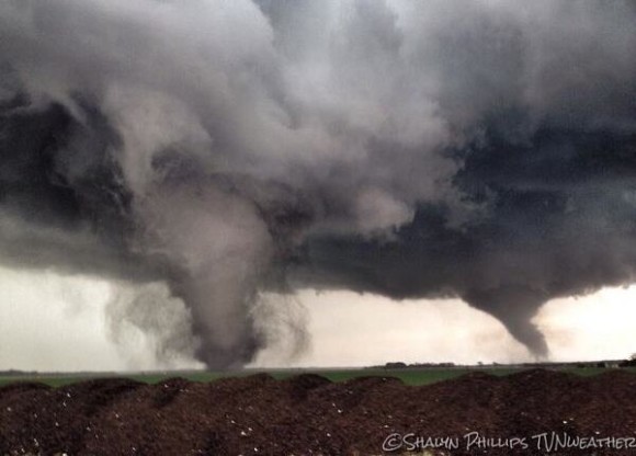 Foto do tornado que atingiu Pilger, Nebraska, noticiado no site http://www.myfoxtampabay.com/story/25799875/two-dead-after-twin-tornadoes-decimate-nebraska-town