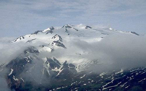 vulcão Makushin. Tem 1,734.61 m