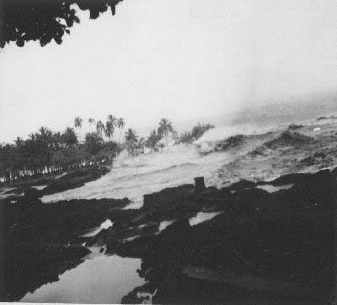Foto do tsunami assolando Coconut Island, em Hilo Bay, Havaí. Em 1.946.