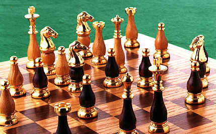 Tabuleiro para o jogo do xadrez, com as peças dispostas